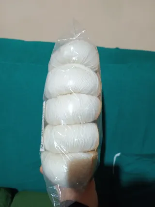 10 Gomitoli di lana bianca
