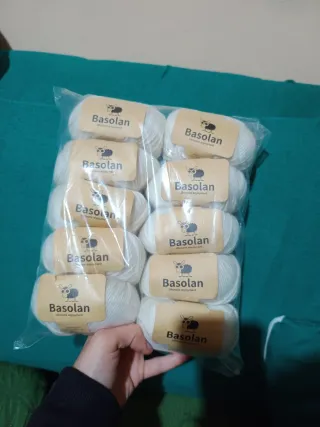 10 Gomitoli di lana bianca