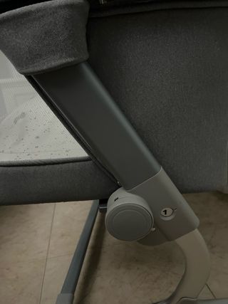 Minicuna bebé gris colecho