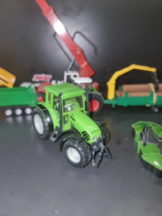 Tractor de juguete verde Deutz Fahr