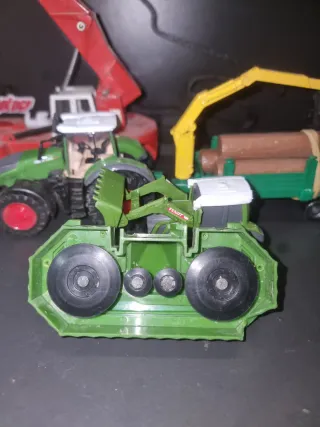 Tractor de juguete verde Deutz Fahr