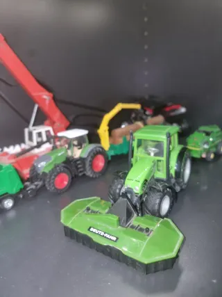 Tractor de juguete verde Deutz Fahr