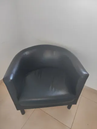 Sillón de diseño en cuero negro