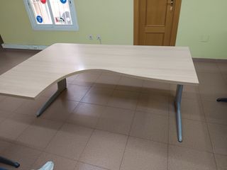 Mesa de escritorio angular madera y metal