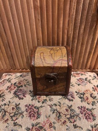 Caja decorativa de madera y metal