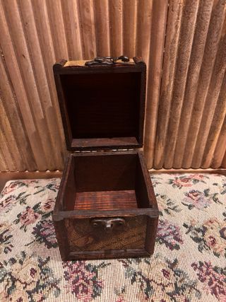 Caja decorativa de madera y metal