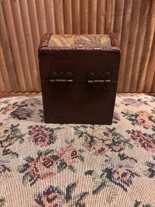 Caja decorativa de madera y metal