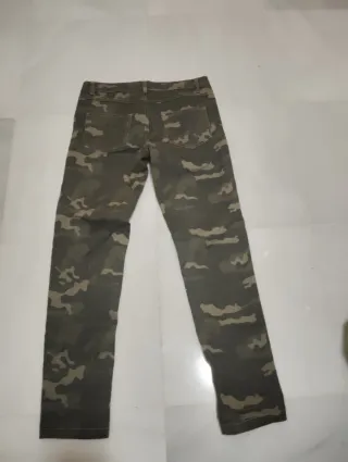 Pantalón camuflaje slim fit