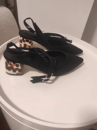 Zapatos de tacón negros con estampado animal
