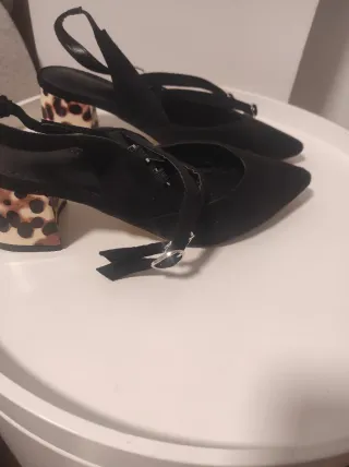 Zapatos de tacón negros con estampado animal