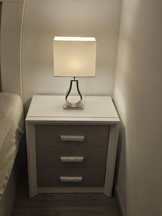 Testiera letto e comodini bianchi e grigi con design elegante e moderno