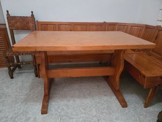 Mesa, banco rinconera y sillas rústicas