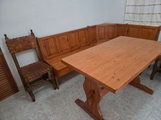 Mesa, banco rinconera y sillas rústicas