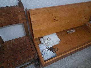 Mesa, banco rinconera y sillas rústicas