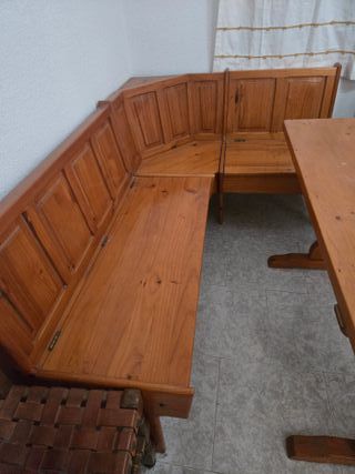 Mesa, banco rinconera y sillas rústicas