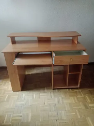 Escritorio de madera con cajón y estantes