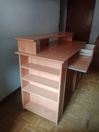 Escritorio de madera con cajón y estantes