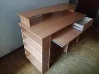 Escritorio de madera con cajón y estantes