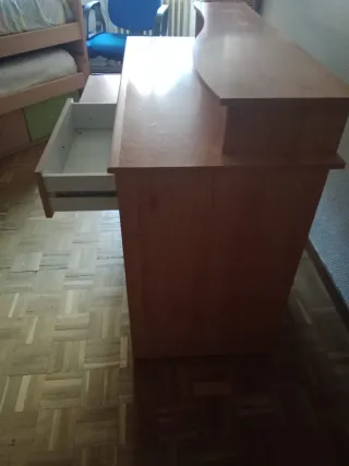 Escritorio de madera con cajón y estantes