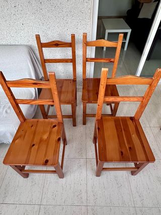 Juego de 4 sillas de madera