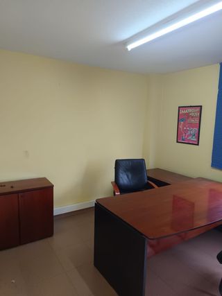 Mesa de despacho de madera