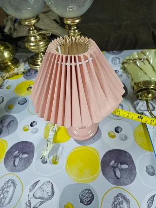 Lámpara de mesa rosa pantalla plisada