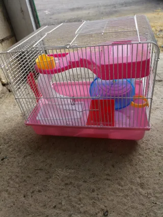 Jaula para hámster rosa y plateada