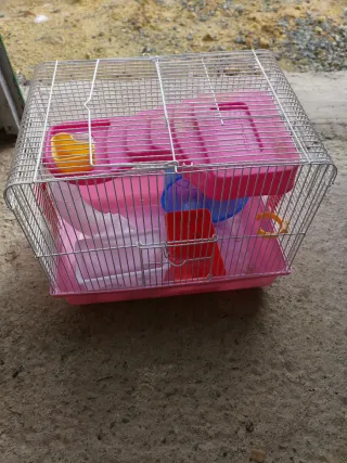Jaula para hámster rosa y plateada