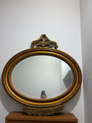 Specchio ovale con cornice dorata