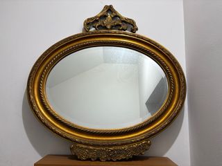 Specchio ovale con cornice dorata