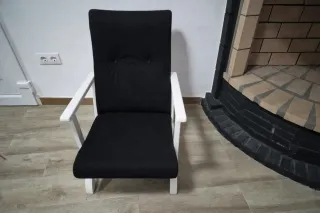 Mecedora de tela y madera