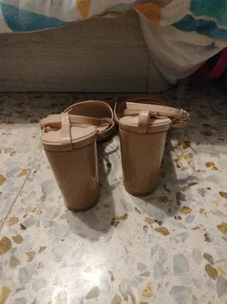 Sandalias de tacón beige