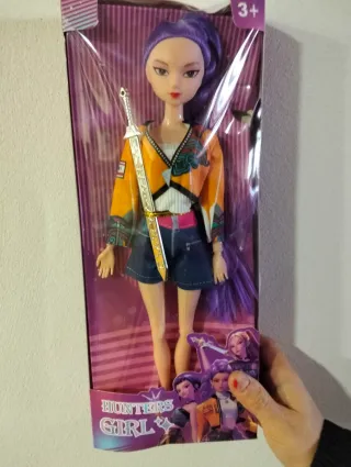 Muñeca Hunter's Girl K-Pop con accesorios de armas