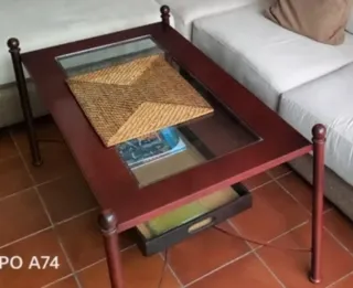 Mesa de centro, con estructura de metal.