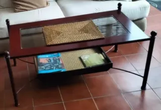 Mesa de centro, con estructura de metal.