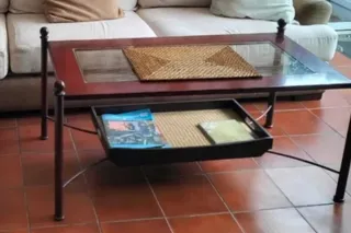Mesa de centro, con estructura de metal.