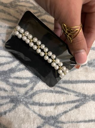 Pulsera elegante artesanal de perlas.