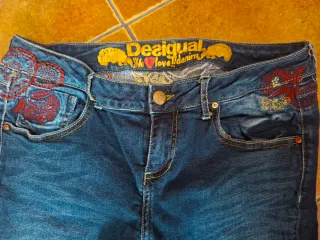 Pantalón pitillo Desigual azul con bordados