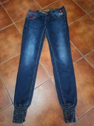 Pantalón pitillo Desigual azul con bordados