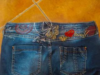 Pantalón pitillo Desigual azul con bordados