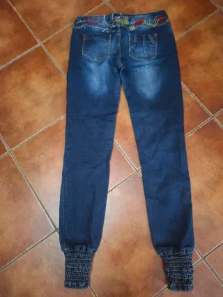 Pantalón pitillo Desigual azul con bordados