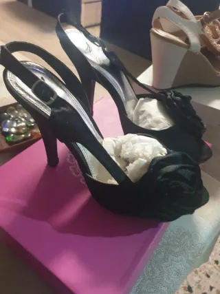 Zapatos de vestir negros con flor