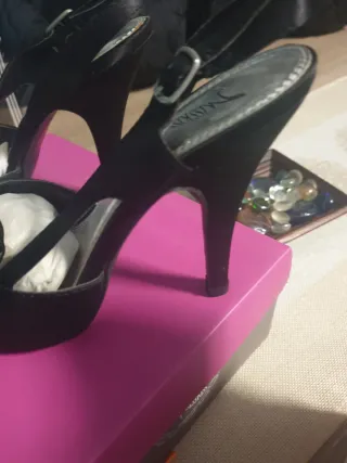 Zapatos de vestir negros con flor