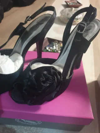 Zapatos de vestir negros con flor