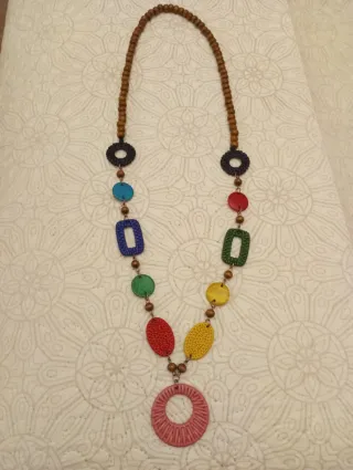 COLLAR MADERA Y ABALORIOS