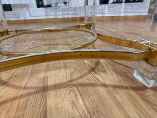 Mesa de comedor redonda de cristal y metal