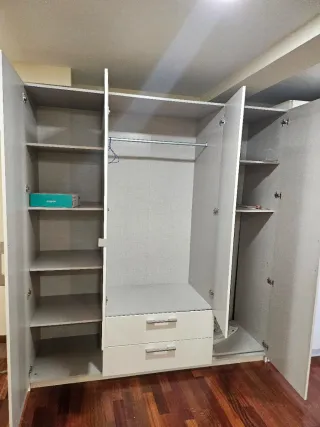 Armario blanco con puertas de espejo