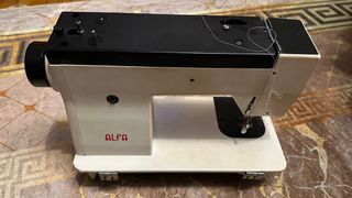 Máquina de coser Alfa Zig-Zag clásica