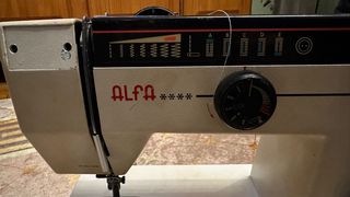 Máquina de coser Alfa Zig-Zag clásica