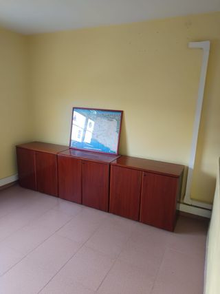 Armarios de madera marrones